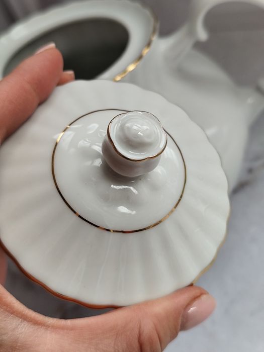 Порцеляновий чайник