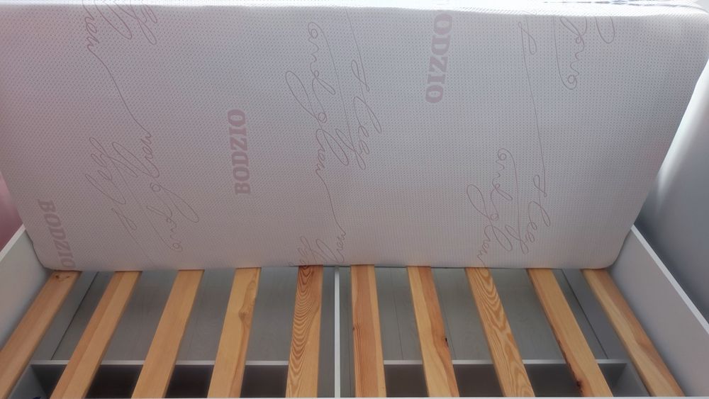 Białe łóżko z szufladami