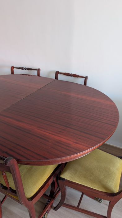 Conjunto de Mesa  Sala de Jantar em Jacarandá - Mesa Oval Extensível com 8 Cadeiras