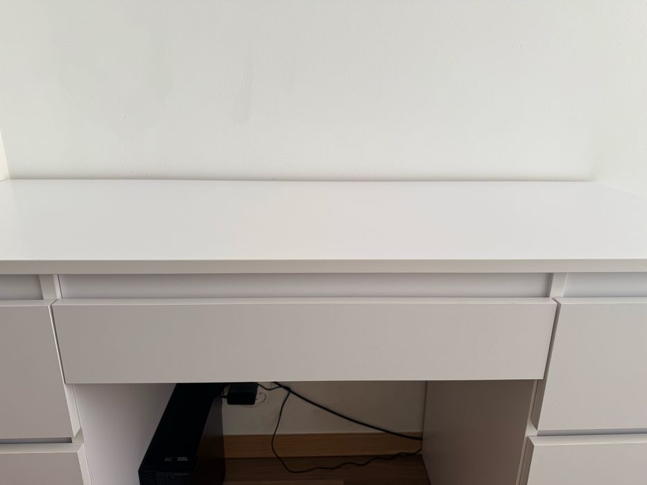 Białe biurko jak nowe