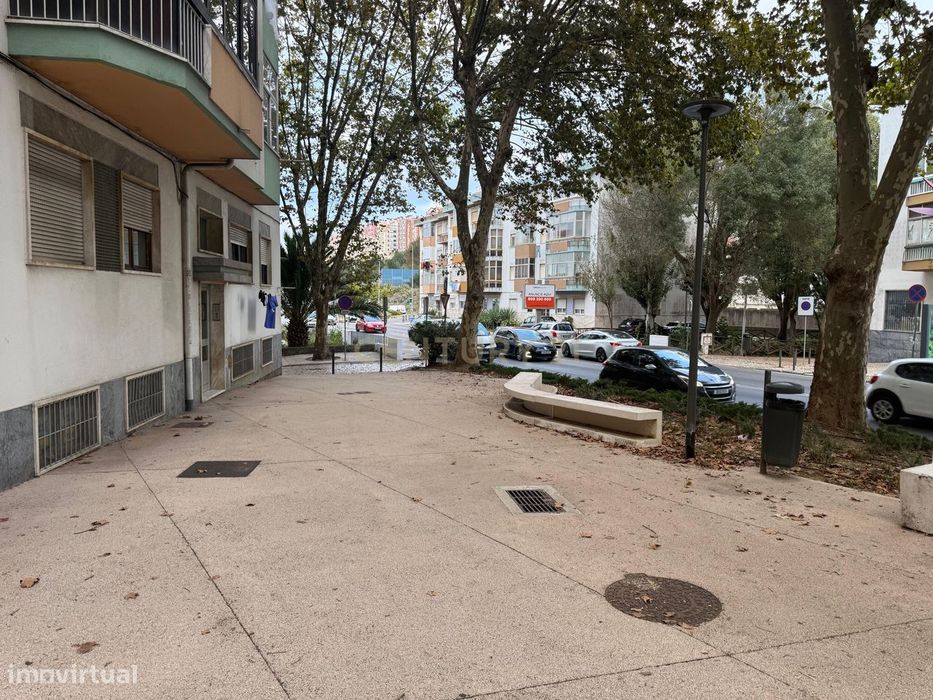 T2 Totalmente Remodelado E Mobilado Para Arrendamento | Mem Martins