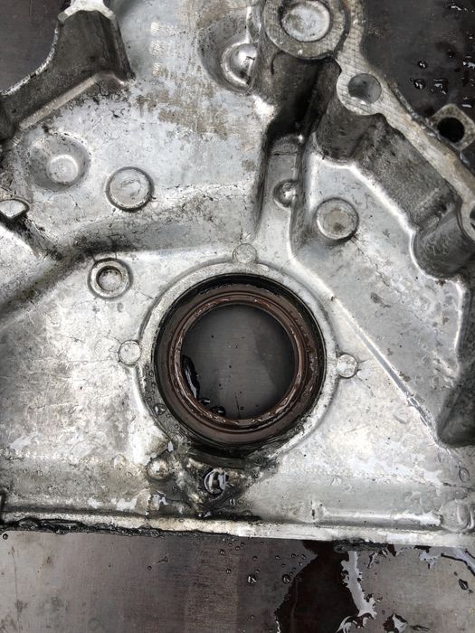 Передня кришка двигуна Мерседес 208-410