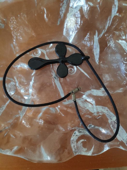 Colar Gargantilha com cruz preta