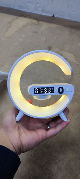 Carregador sem fio candeeiro RGB e coluna Letra G