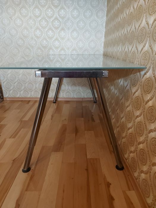 Большой современный стол