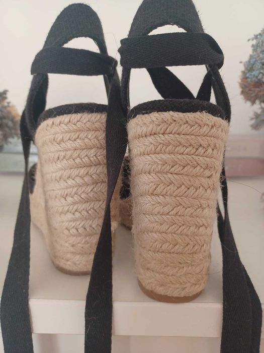 Sandálias de cunha pretas da Stradivarius