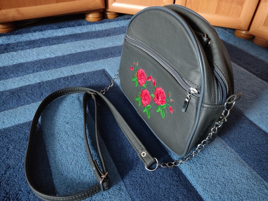 Mała szara torebka w róże haft łańcuszek