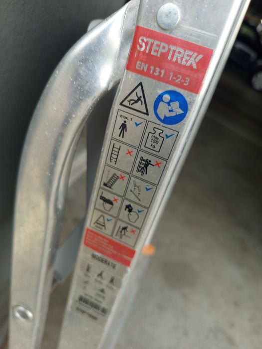 Escadote de alumínio de 4 degraus.