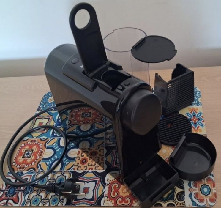 Máquina de café de cápsulas DeLonghi Essenza Mini