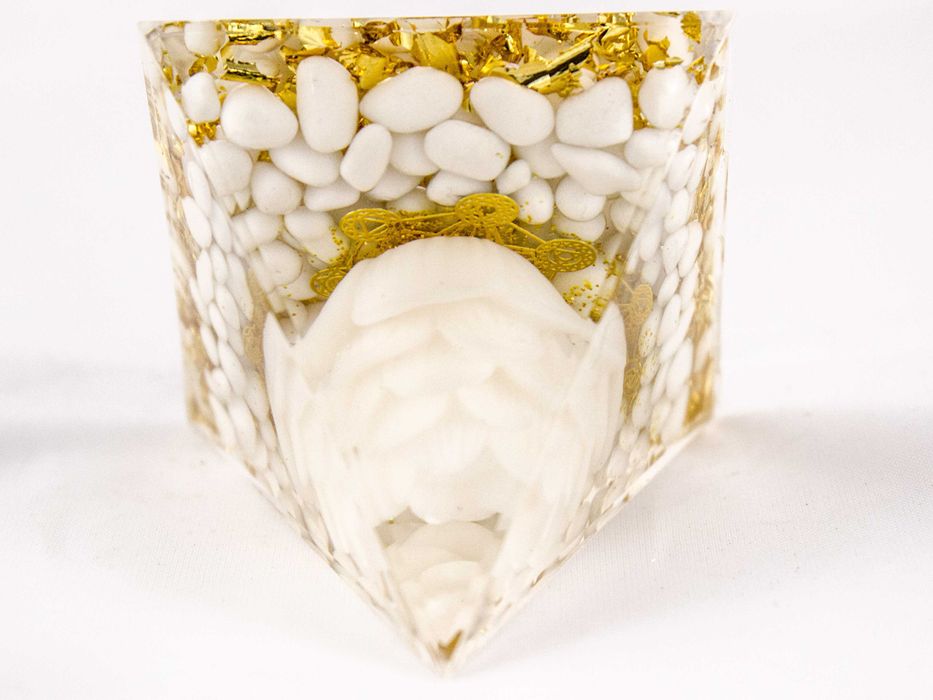 Prześliczna Piramidka Orgonitowa z Białą Różą Agat Howlit Złota 5cm