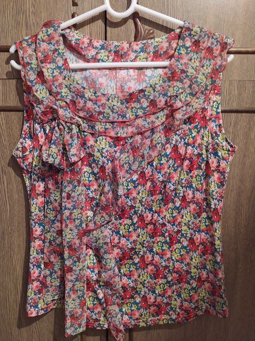 Elegancka bluzka z falbankami i kokardą w kwiaty L jak nowa