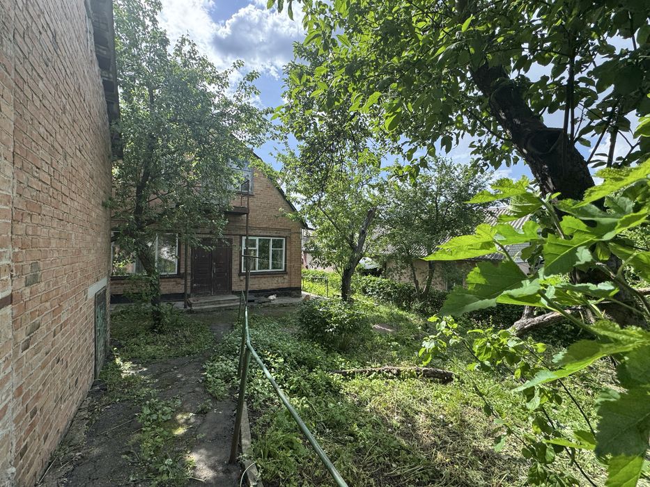 Продаж приватного окремого будинку в центрі міста Полтава!! Можна під сертифікат або ваучер!! Асфальтований підїзд!! Зупинка поруч!! Два гаража!!