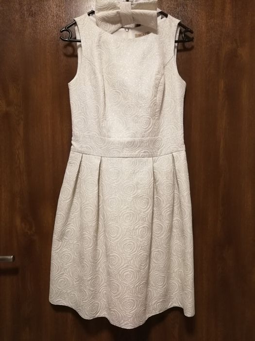 Elegancka sukienka ecru