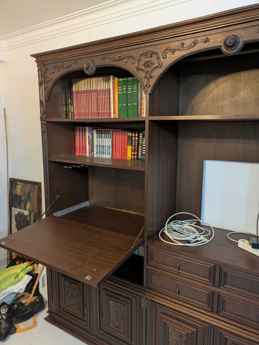 Móvel de madeira com bar