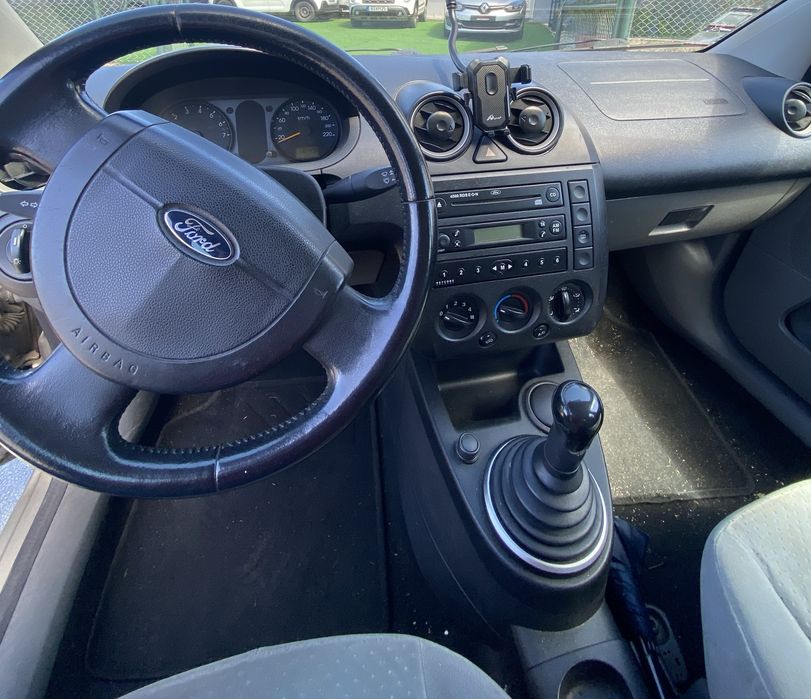 Ford fiesta 1.2 ano 2003.
