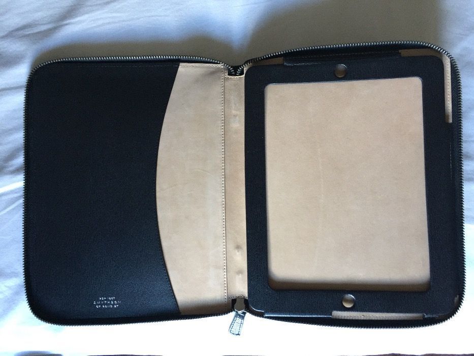 Capa para iPad, em pele, da marca SMYTHSON