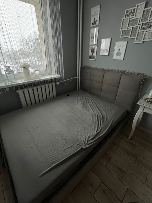 Łóżko z materacem