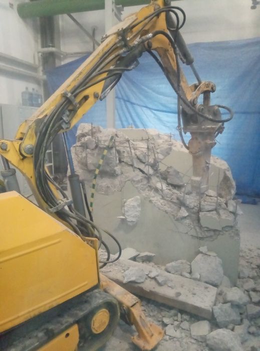 Minikoparka Wrocław koparka z młotem wyburzenia kucie betonu usługi
