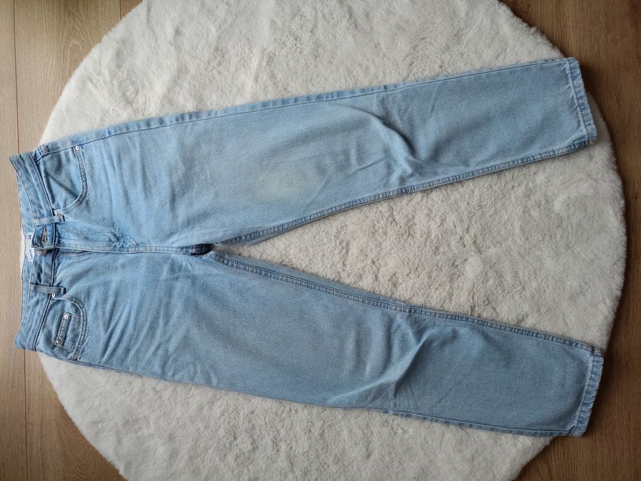 mom jeans, szerokie jasne