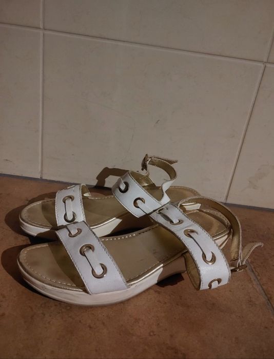 Sandały skórzane na małej koturnie