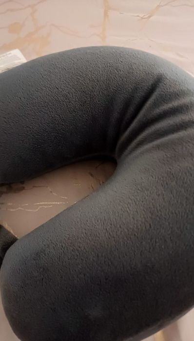 Dwustronna miękka ciemnoszara poduszka podróżna