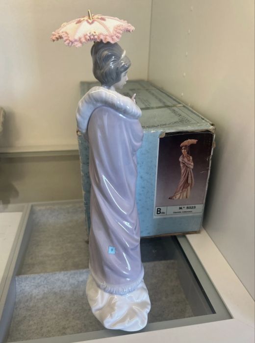 Lladró “Rara figura Damita Milanesa - 5323” com caixa original.