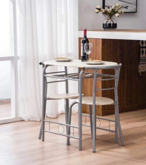 Conjunto com mesa e duas cadeiras