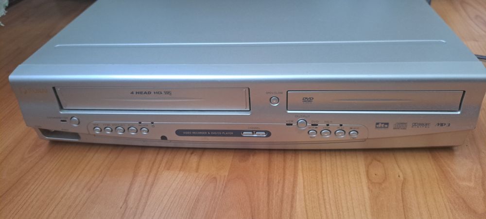 комбінований пристрій DVD/VCR Combo, програвач DVD та відеомагнітофон (VHS).