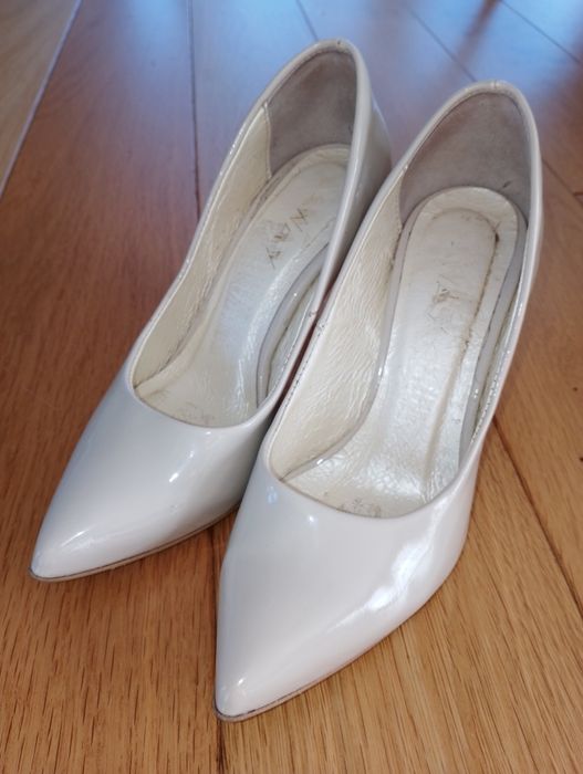 Beżowe lakierowane szpilki rozmiar 35