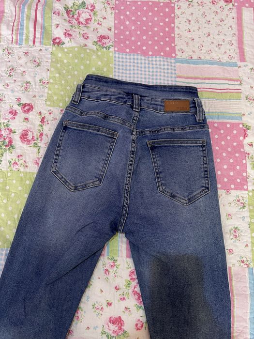 Nowe spodnie jeansy rurki Varlesca r. XS z przetarciami