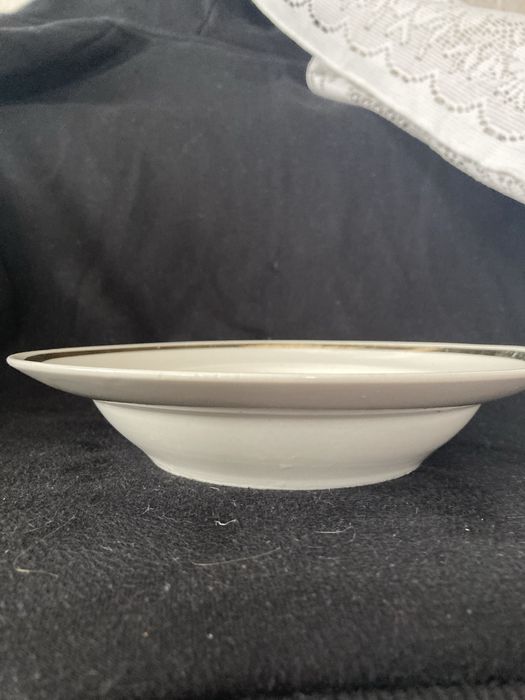 Тарілки напів глибокі з позолотою та гілочкою смородини