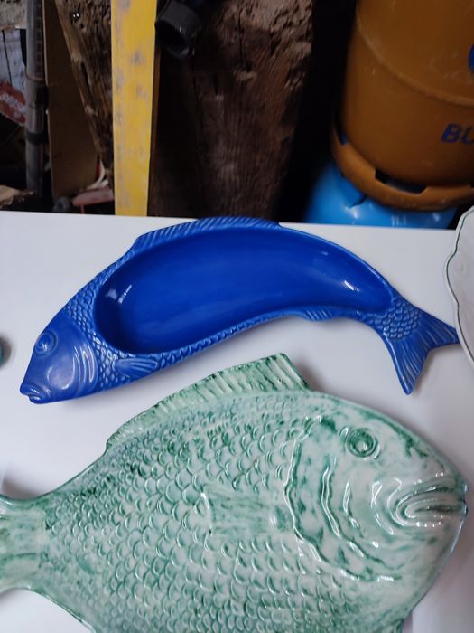Peças de louça com design de peixe.