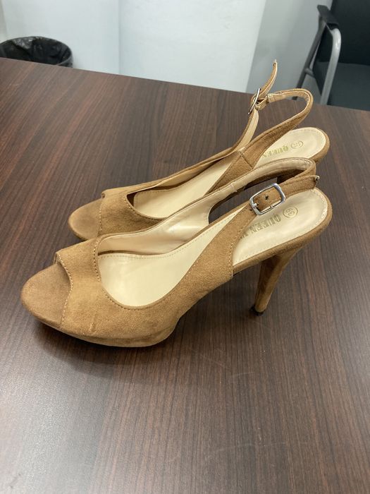 Wysokie sandałki na szpilce 39