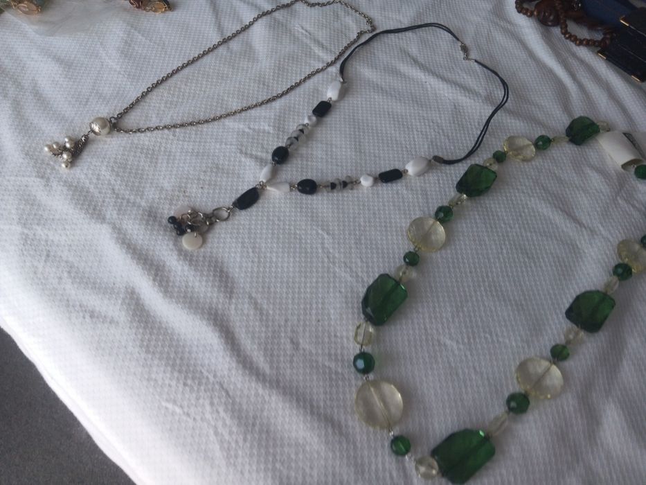 Diversos colares muito bonitos