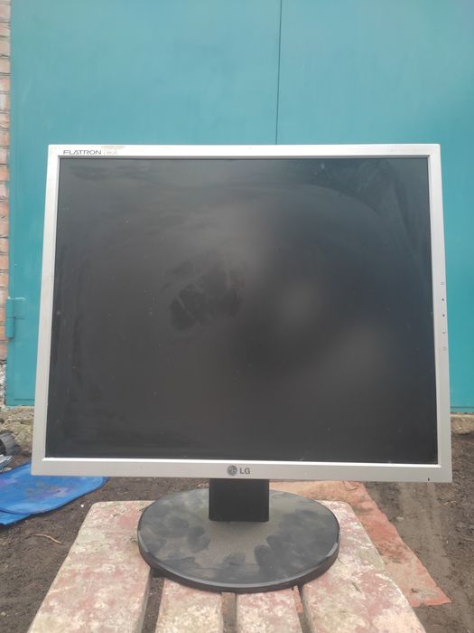 Монітор  LG 1952s 19" дюймів.екран ціленький.блок живлення неробить