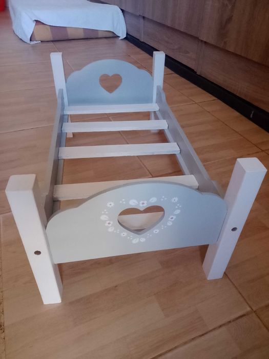 Cama de bonecas em madeira e carrinho de bebê