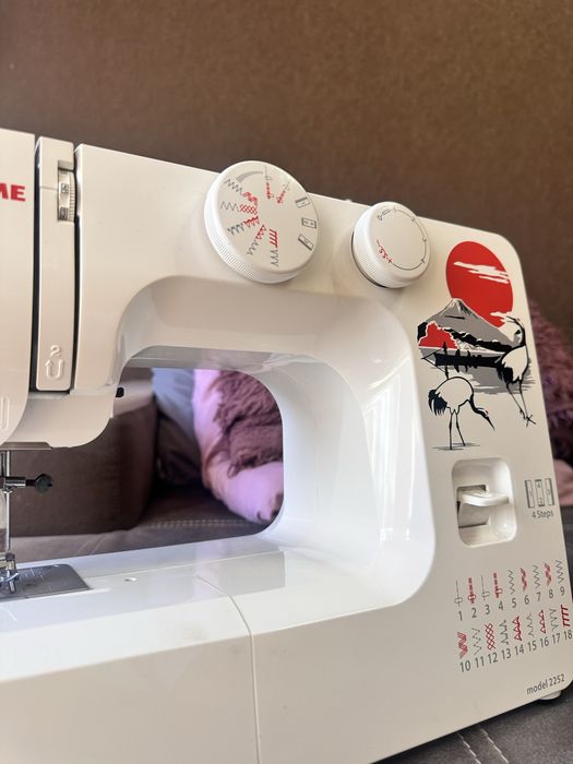 Продам швейшу машинку Janome 2252