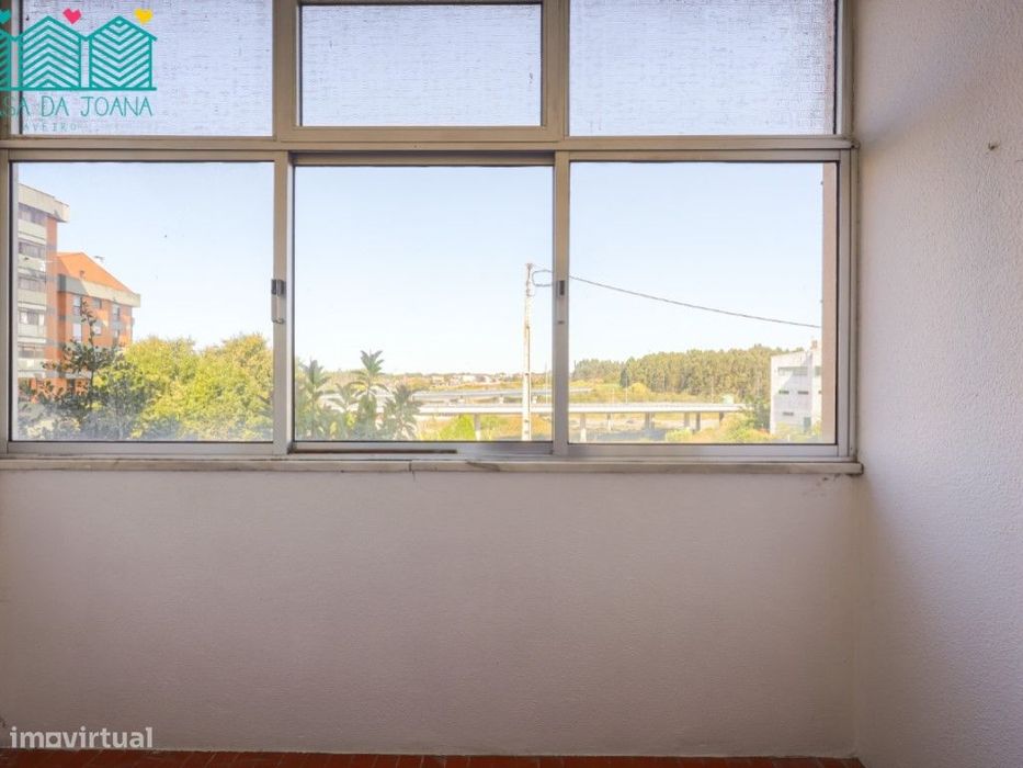 Apartamento T3 com Garagem Fechada em Esgueira