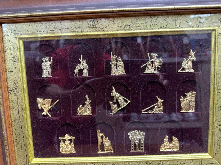 Quadro com a Via Sacra, que representa as etapas da Paixão de Cristo.