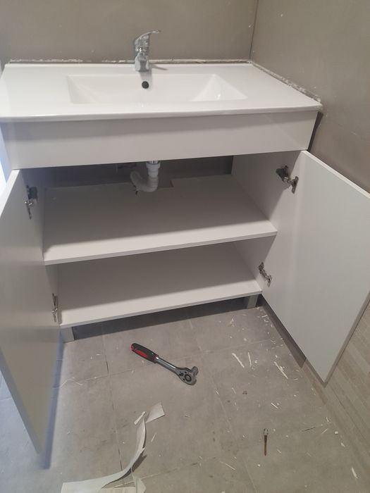 Móvel branco de casa de banho com torneira em muito bom estado  80X80X47 cm em muito bom estado.