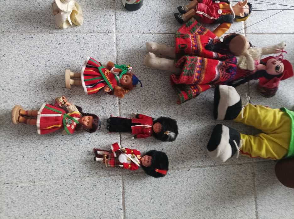 Conjunto de artesanato internacional e nacional