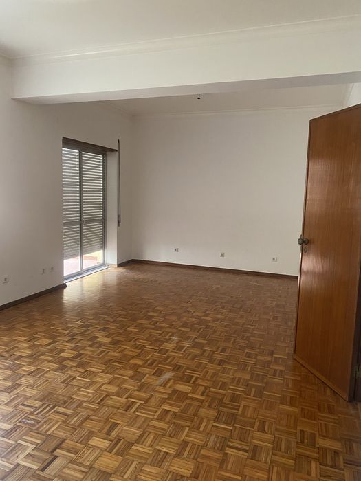 Vende-se T2_Av. Marquês de Pombal