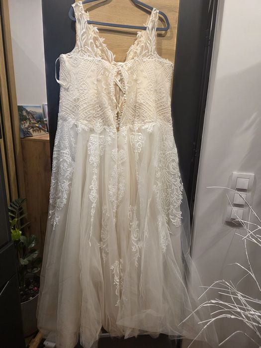 Suknia ślubna z koronką