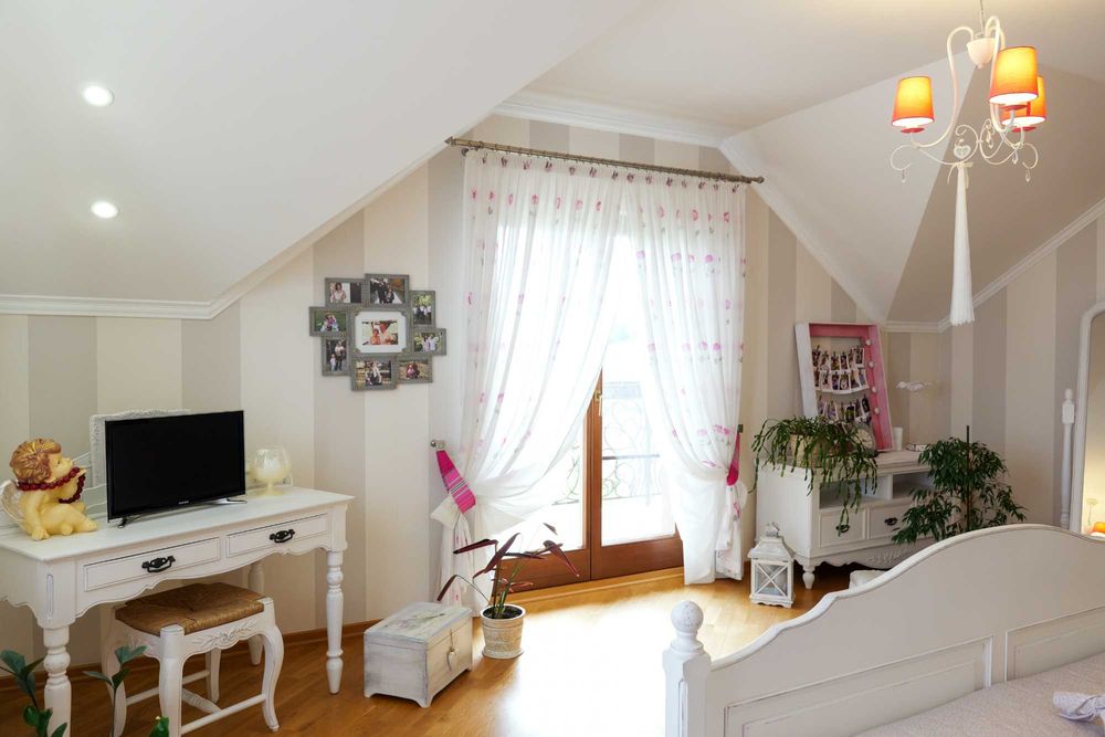 Просторе домоволодіння в передмісті, поблизу лісу!