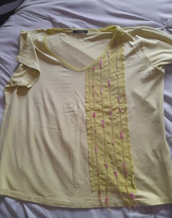 T-shirt amarela com decote em V