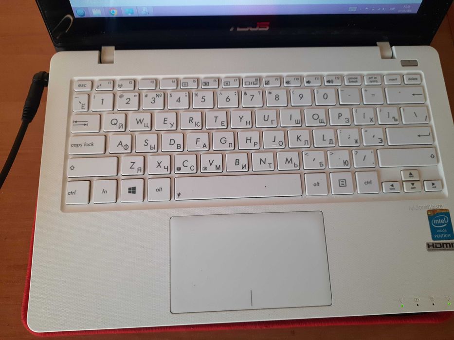 потужний, міцний, тонкий нетбук із сенсорним екраном