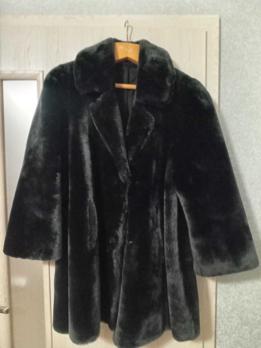 Зимова чорна шуба