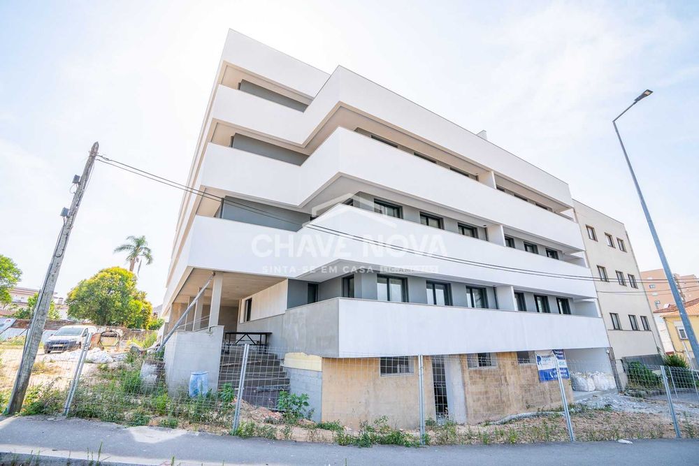 T2 Novo 1o Andar em Vila Nova de Gaia (junto ao metro e comboio)