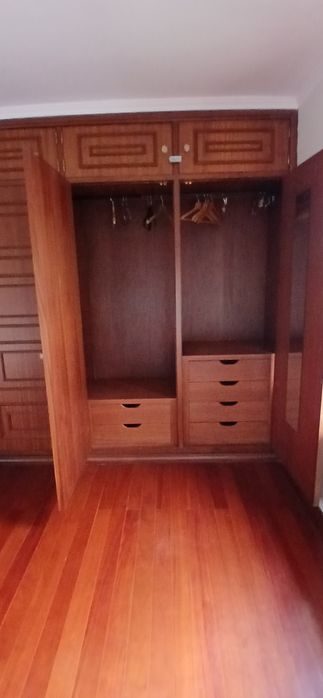 Roupeiro Grande, encastrado. Madeira maciça