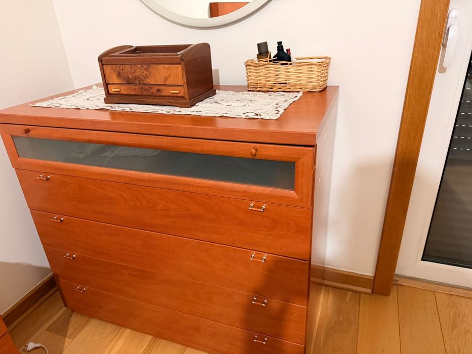 Comoda, mesa cabeceira e camiseiro